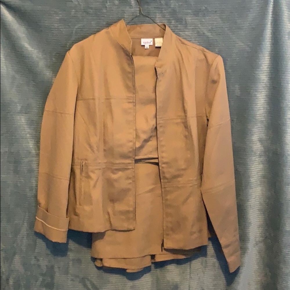 Skirt suit